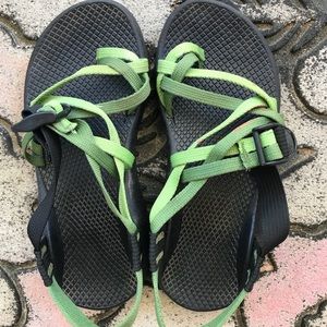 Women’s chacos size 6
